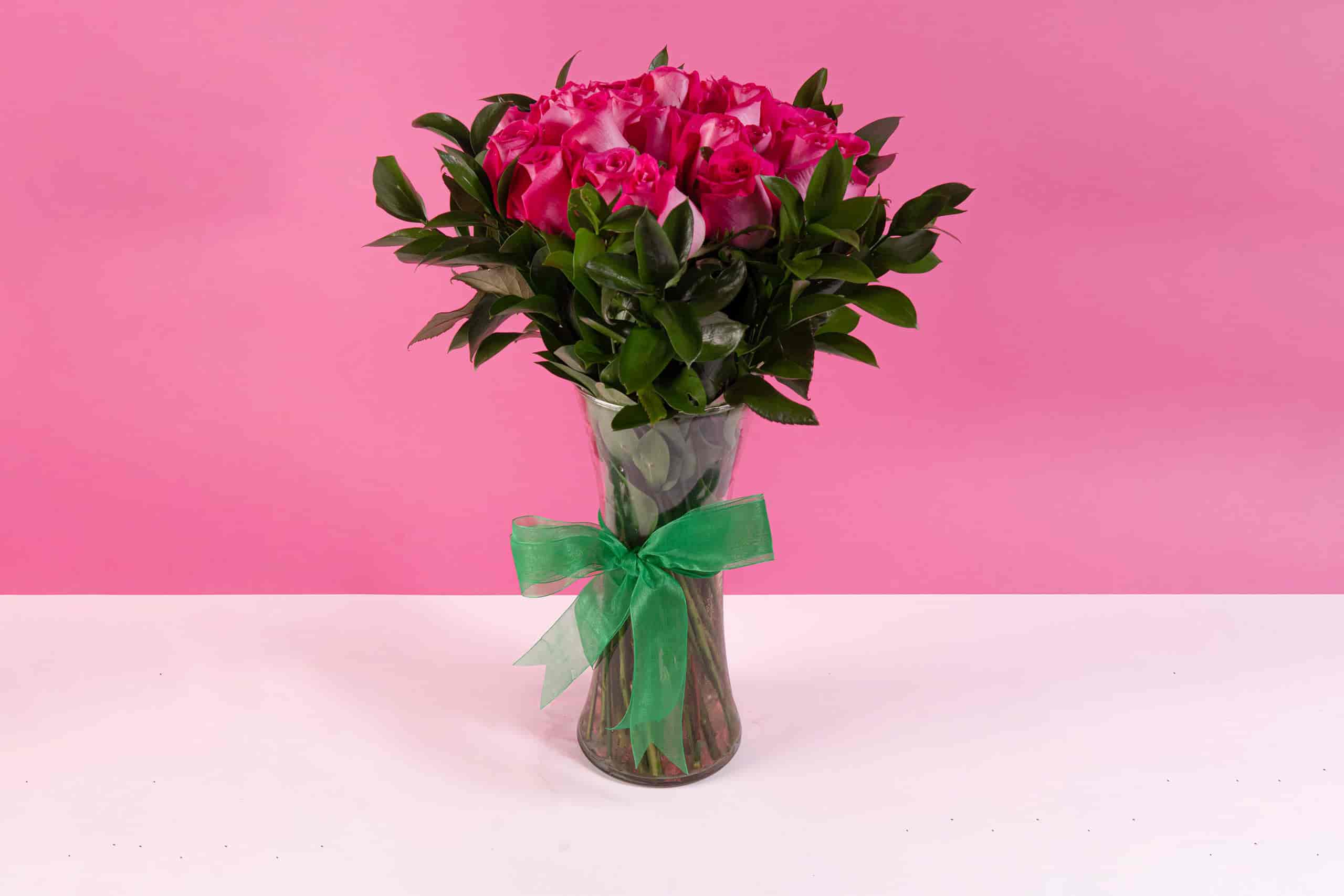 Arreglo floral de 24 rosas fucsia