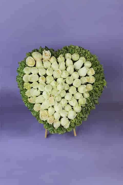 Adorno floral en corazón