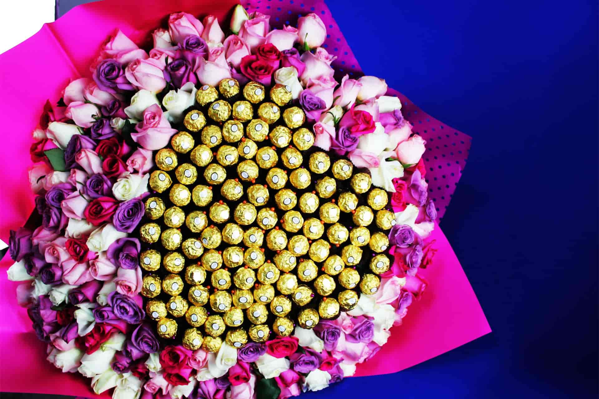 Ramo de flores y chocolates