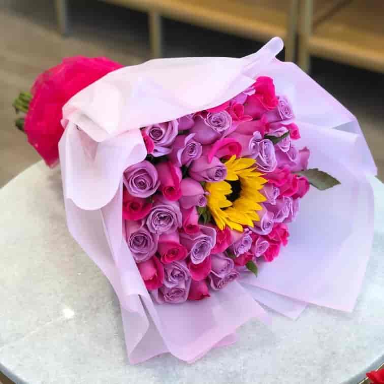 Ramo de girasol con rosas