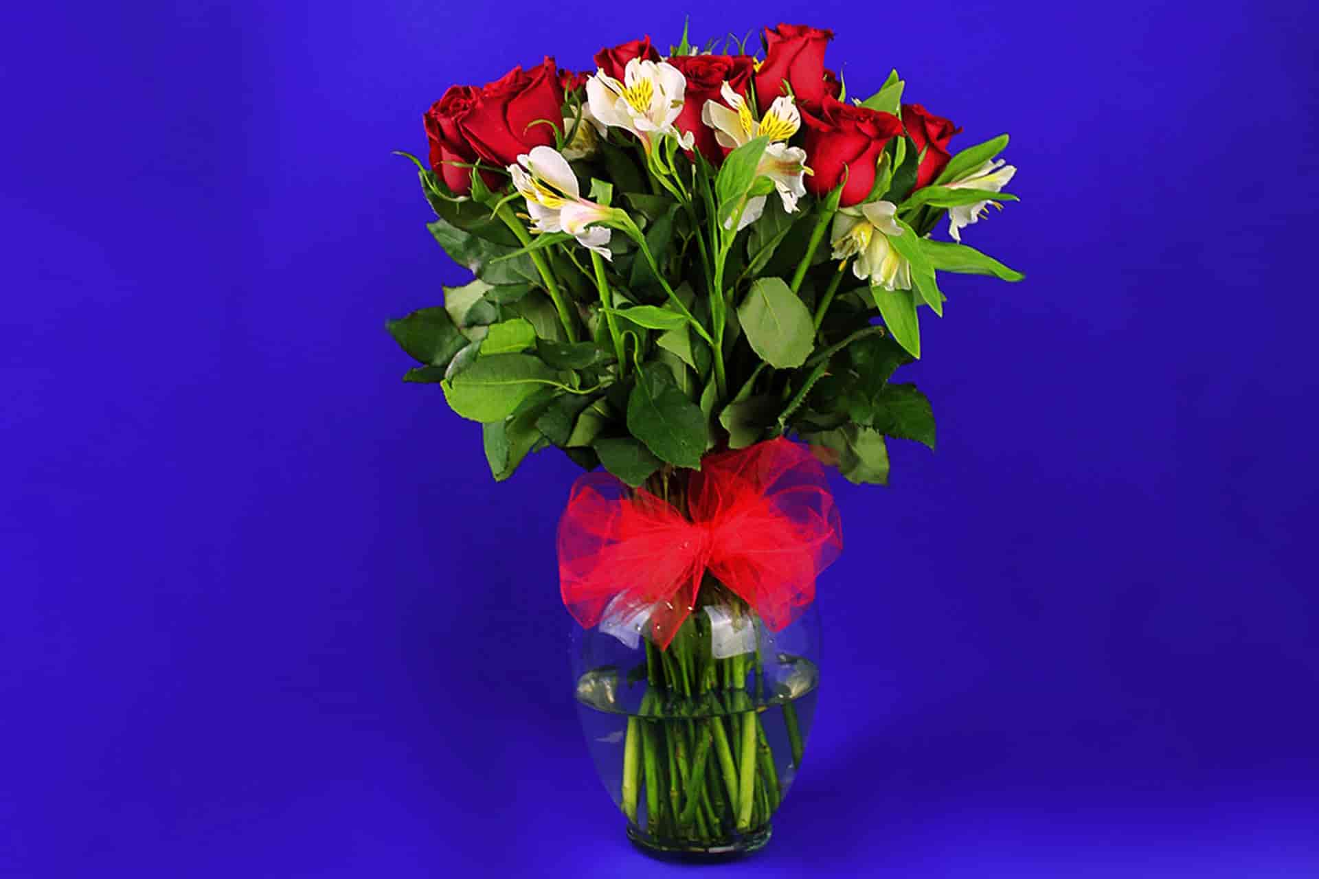 jarrón con rosas y girasoles