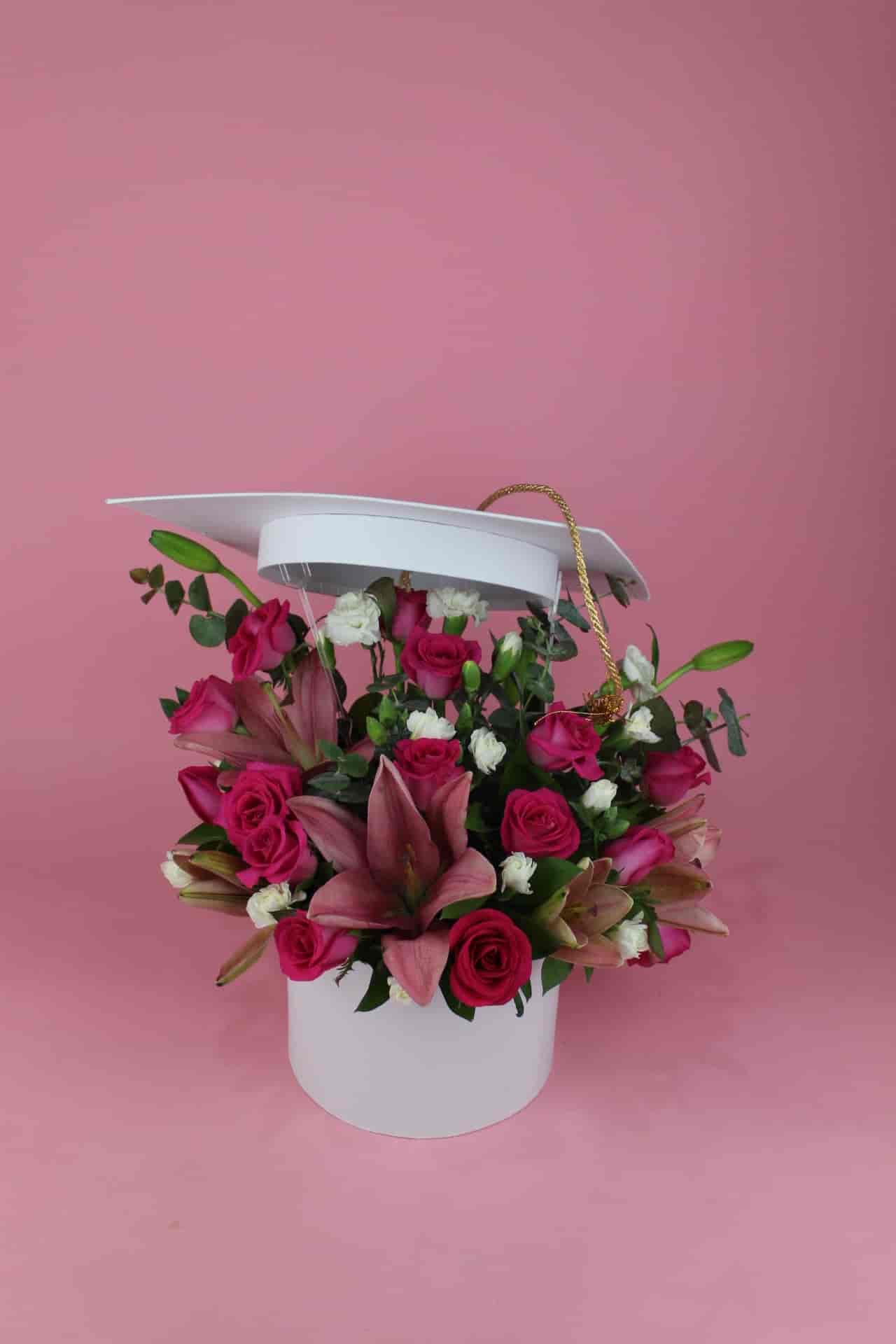 Arreglo floral con forma de birrete