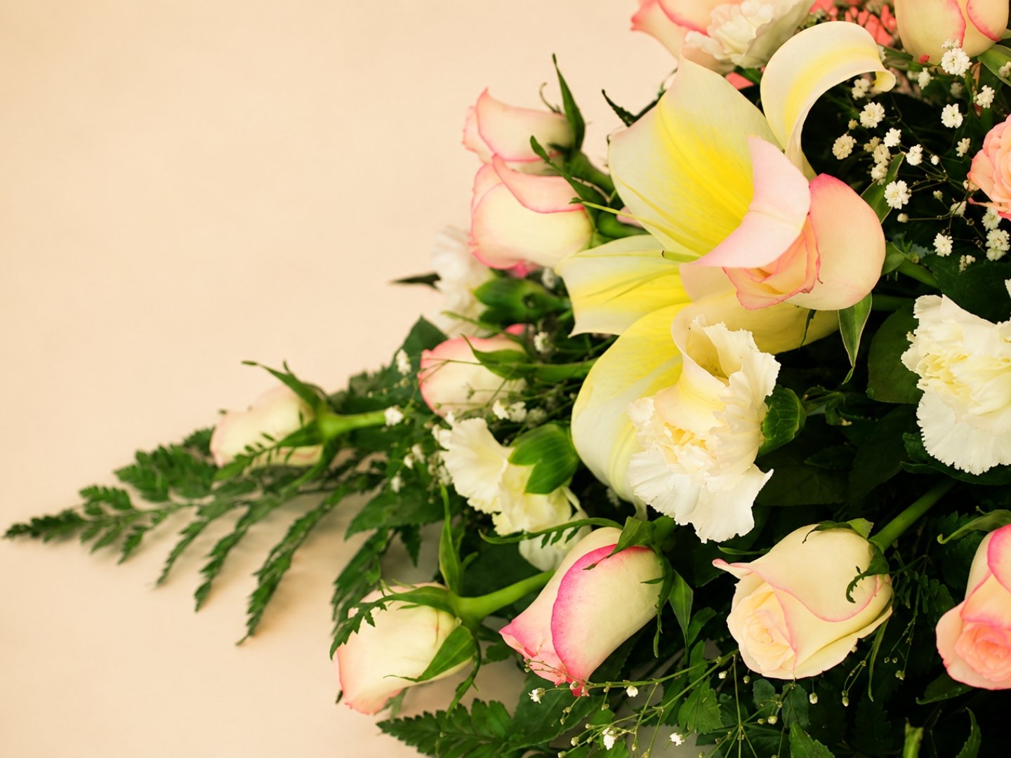 Arreglo Floral con Lilis y Rosas