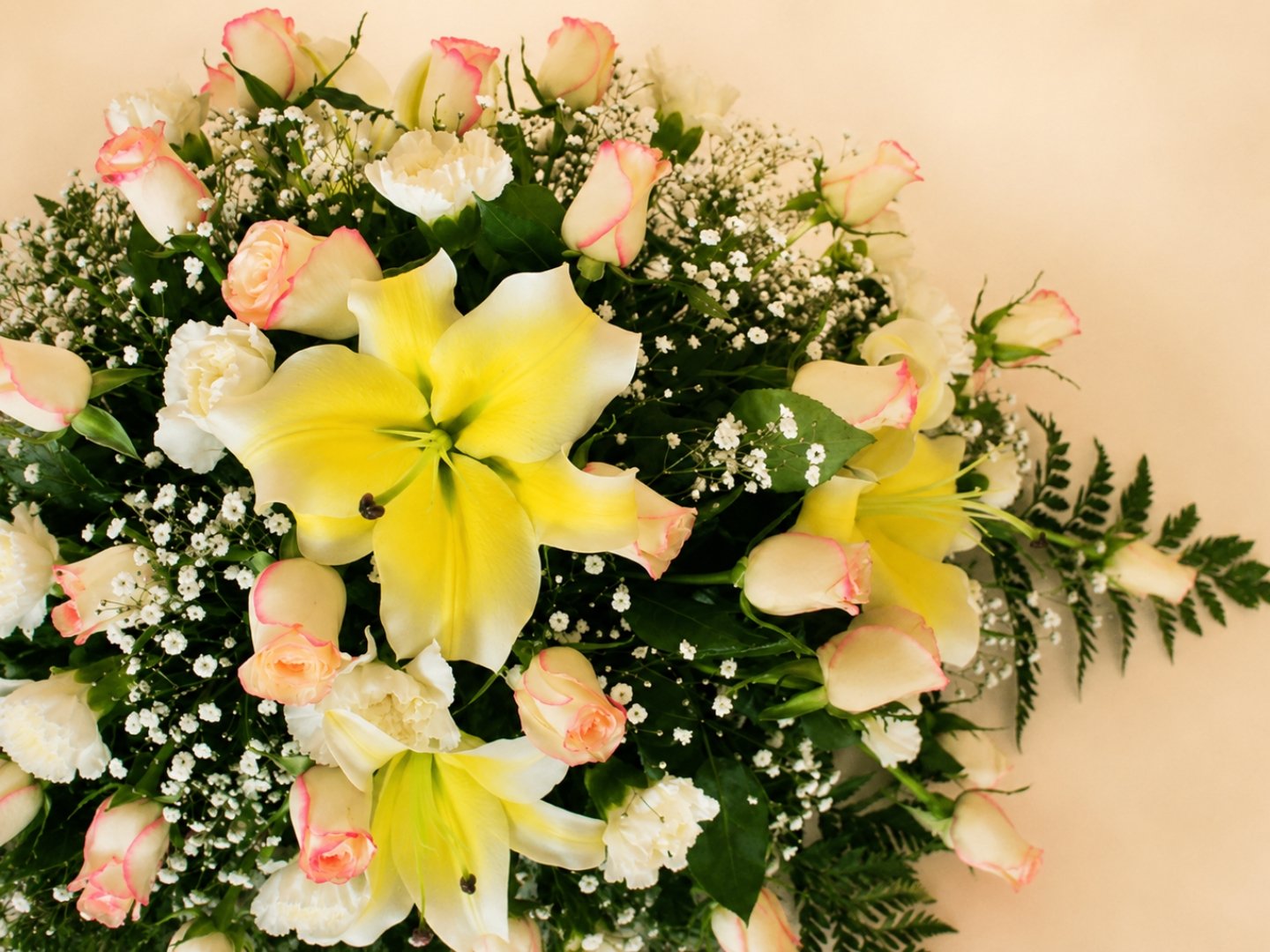 Arreglo Floral con Lilis y Rosas