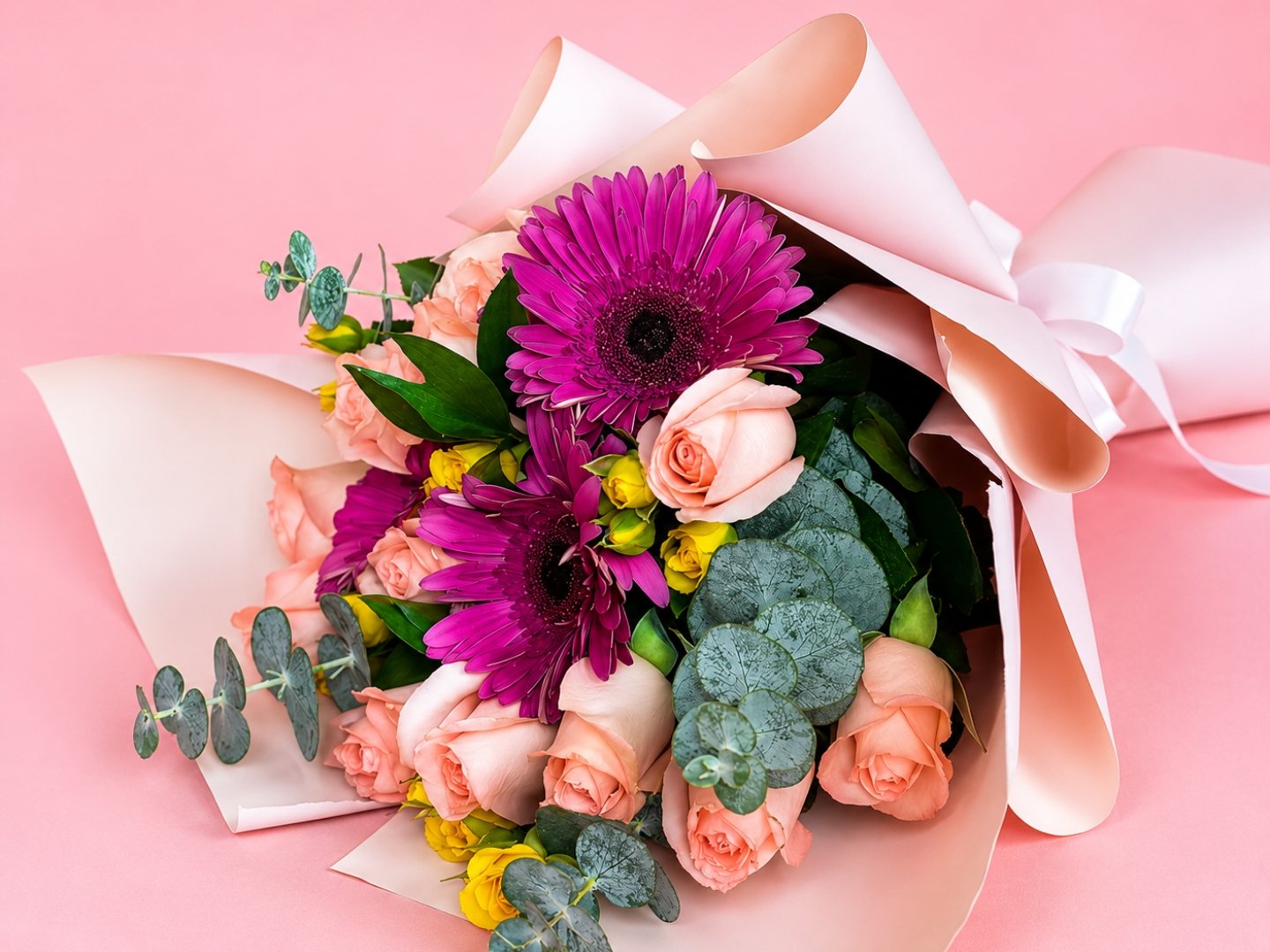 Ramo de 12 Rosas con Gerbera y mini rosa