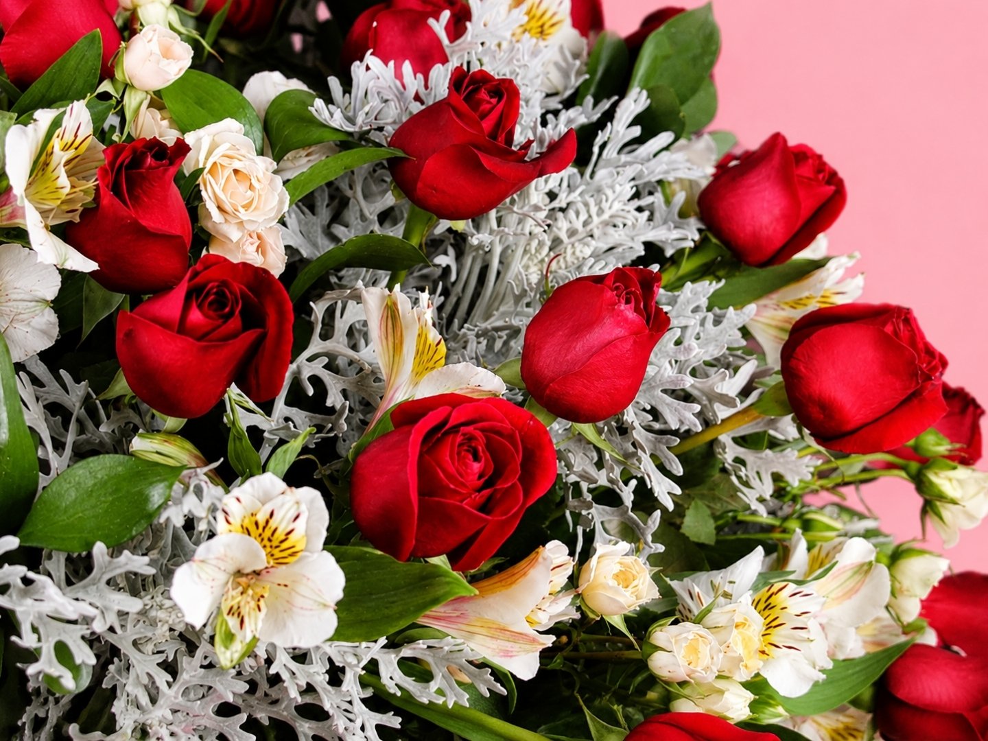 100 Rosas en Jarrón de Cerámica