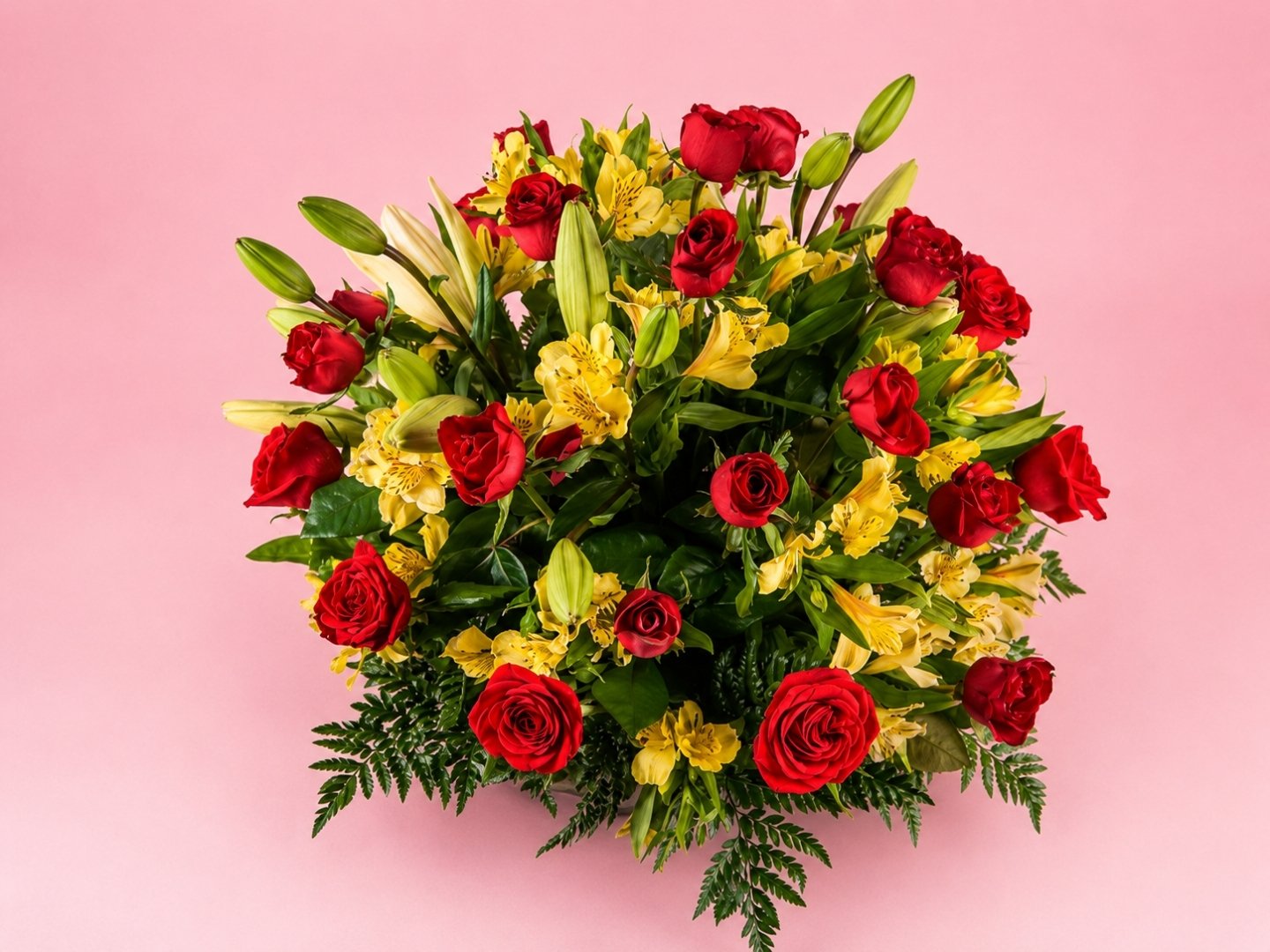 Combinación de 10 Lilium y 30 Rosas en Base de Barro