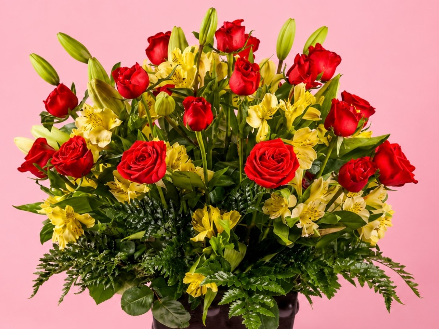 Combinación de 10 Lilium y 30 Rosas en Base de Barro