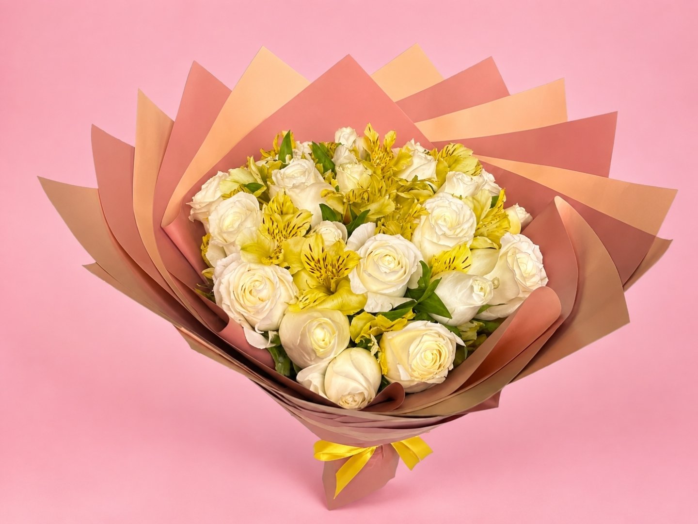 Ramo de 24 Rosas Blancas con Alstromelia Amarilla
