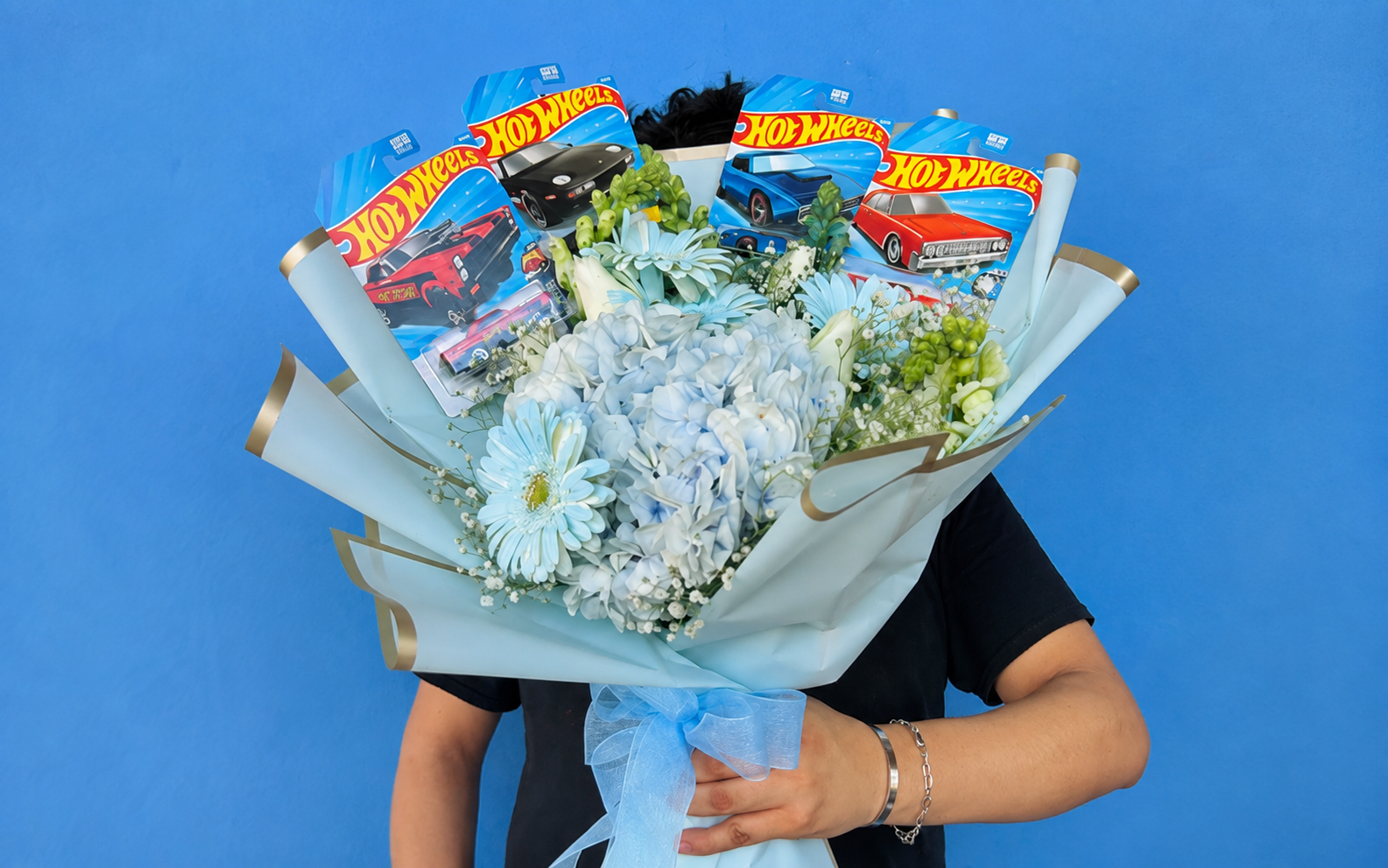 Ramo de flores para hombre con hot wheels.
