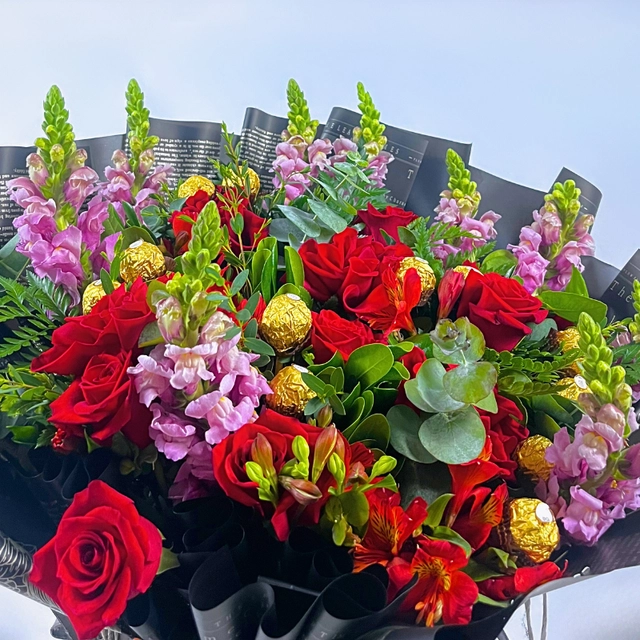 RAMO DE 12 ROSAS Y FLORES FERRERO