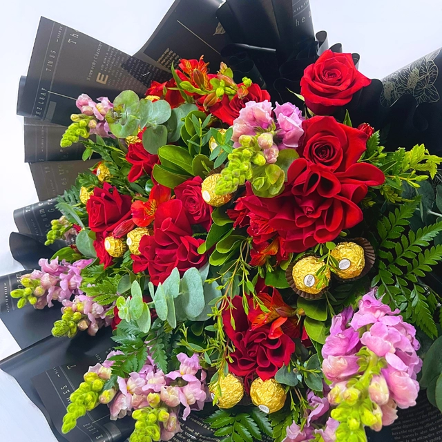 RAMO DE 12 ROSAS Y FLORES FERRERO