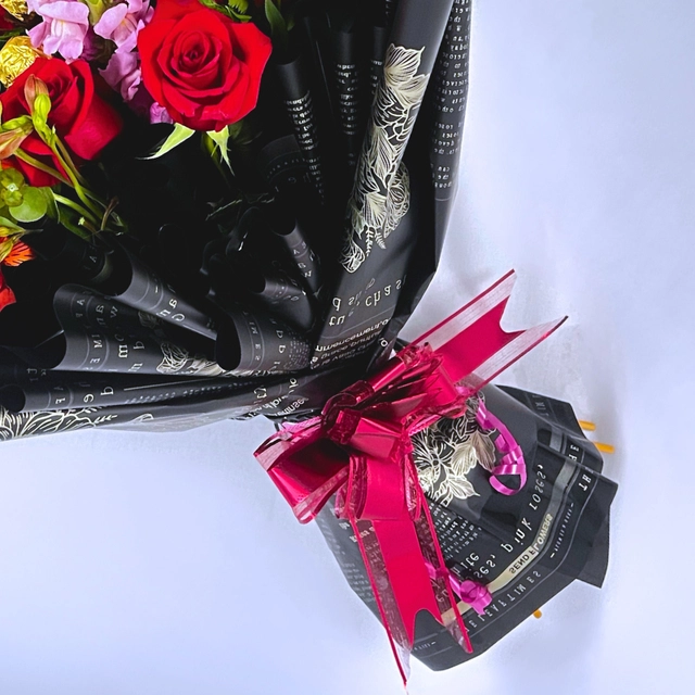 RAMO DE 12 ROSAS Y FLORES FERRERO