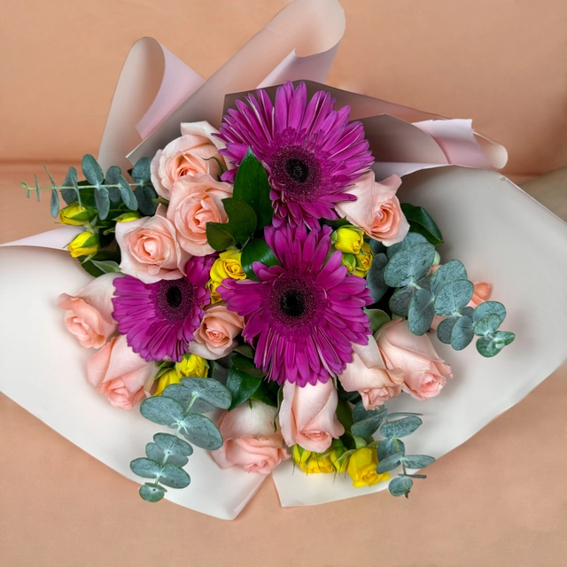 Ramo de 12 Rosas con Gerbera y mini rosa