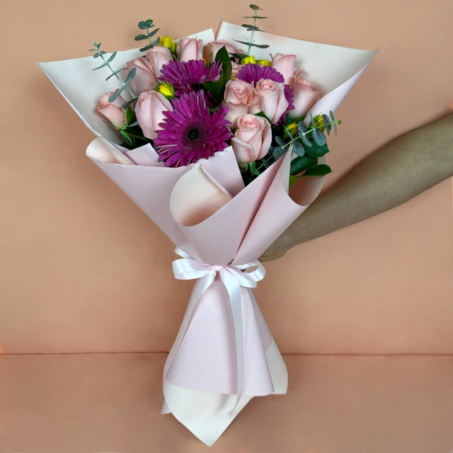 Ramo de 12 Rosas con Gerbera y mini rosa