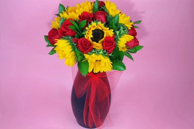 Jarrón con 10 Girasol y 10 rosas