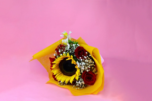 Ramo de 6 Rosas y 1 girasol