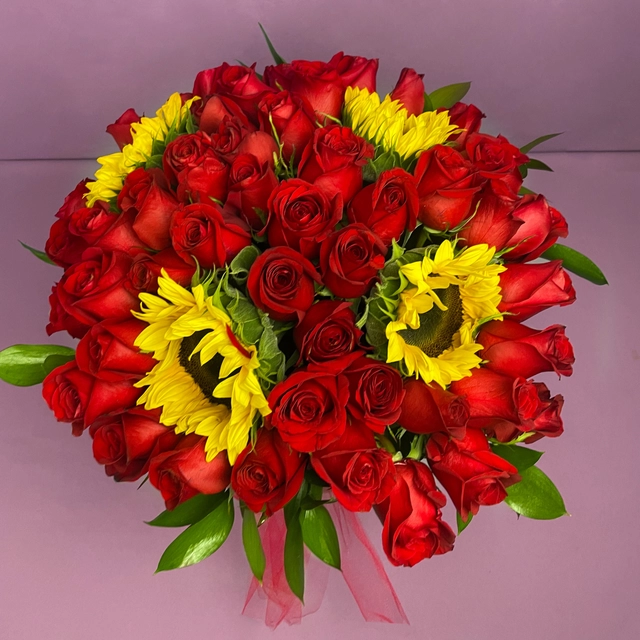 Jarrón con 50 Rosas Rojas y 4 Girasoles