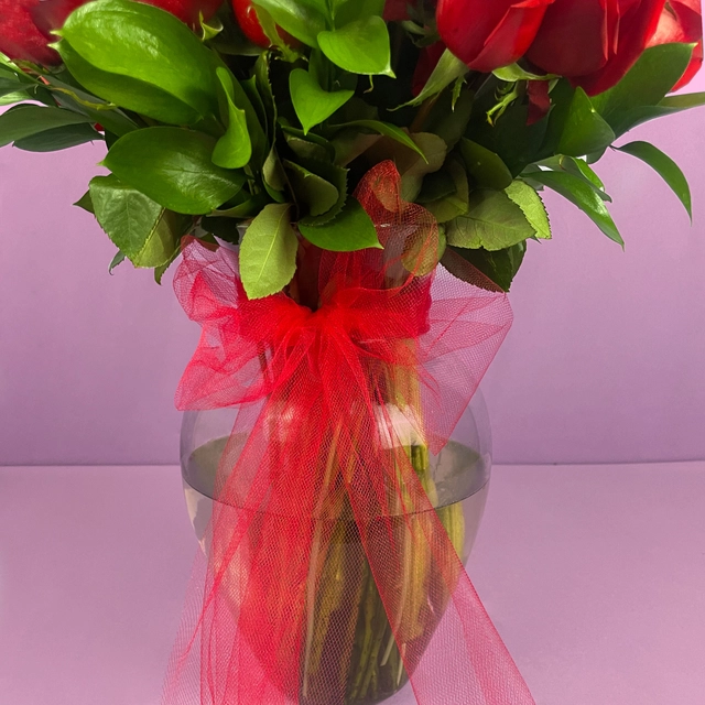 Jarrón con 50 Rosas Rojas y 4 Girasoles