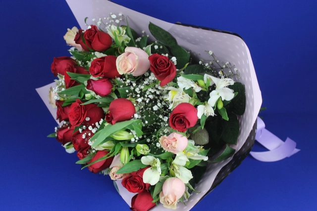 Ramo de 24 Rosas Multicolores con Alstromeria y Follaje