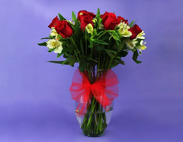 Florero con 14 Rosas Rojas y Alstroemeria