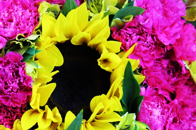 Ramo de 4 Girasoles y 25 Claveles