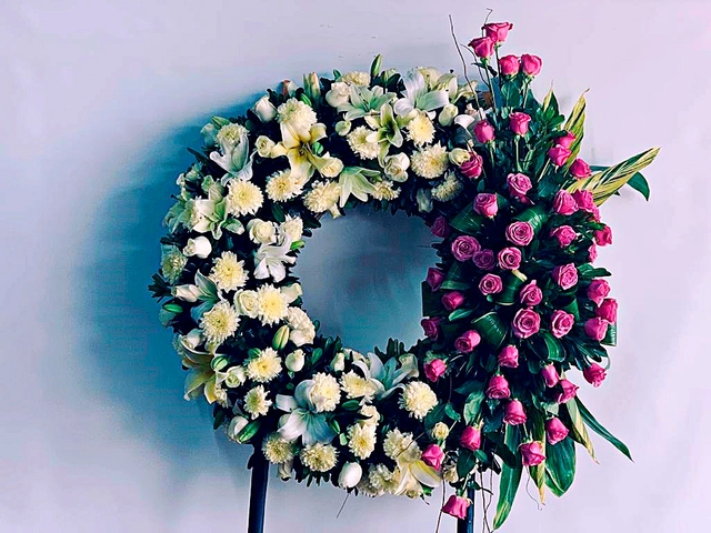 Corona con 50 Rosas Lila