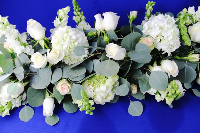 Jardinera 1 M con Hortensias y Rosas Blancas