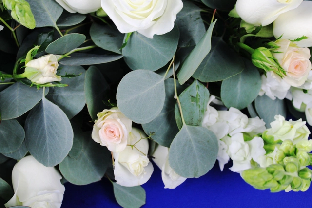 Jardinera 1 M con Hortensias y Rosas Blancas