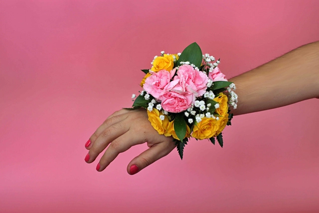 Pulsera con Claveles y Rosas