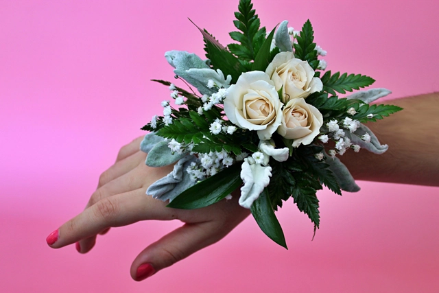 pulsera de novia con rosas y duster miller