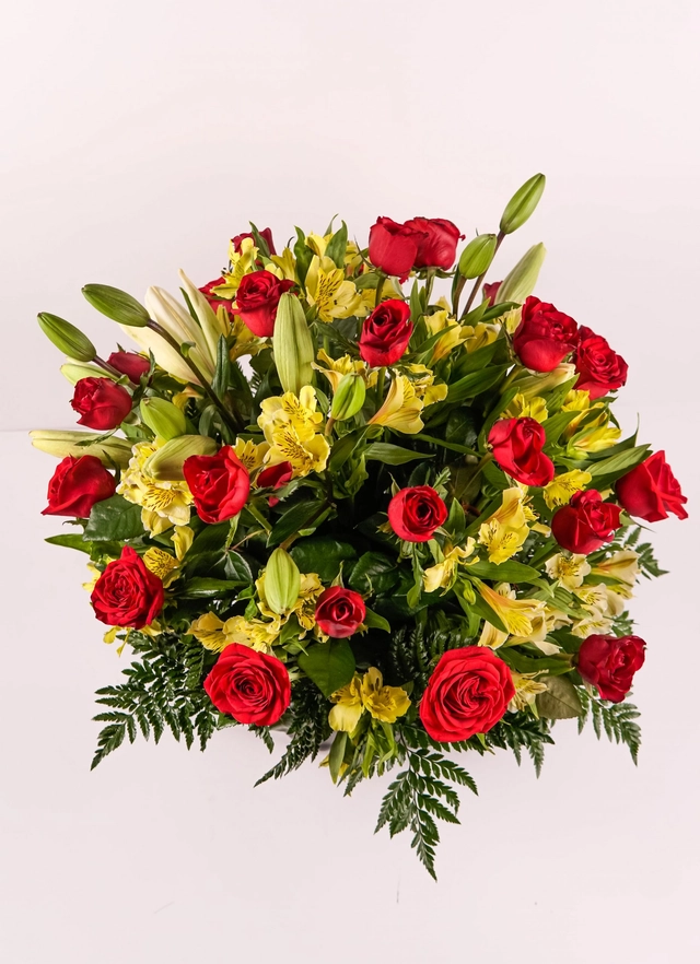 Combinación de 10 Lilium y 30 Rosas en Base de Barro