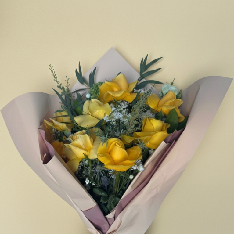 Ramo de 8 Rosas amarillas con un Licianthus Blanco