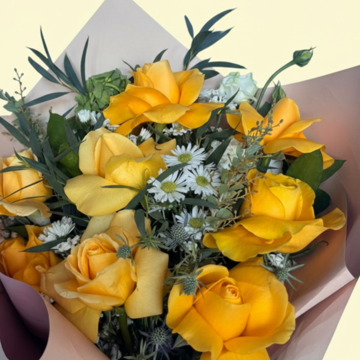 Ramo de 8 Rosas amarillas con un Licianthus Blanco