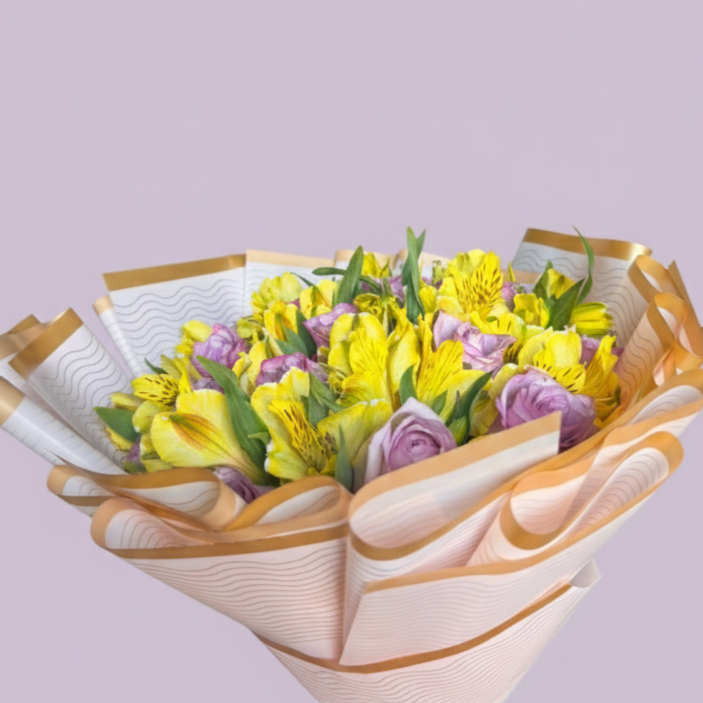 Ramo de Rosas Moradas con Alstromelia Amarilla