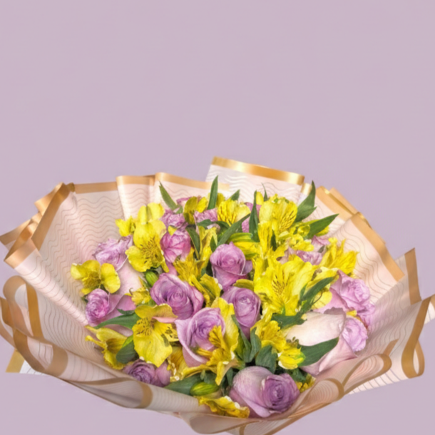 Ramo de Rosas Moradas con Alstromelia Amarilla