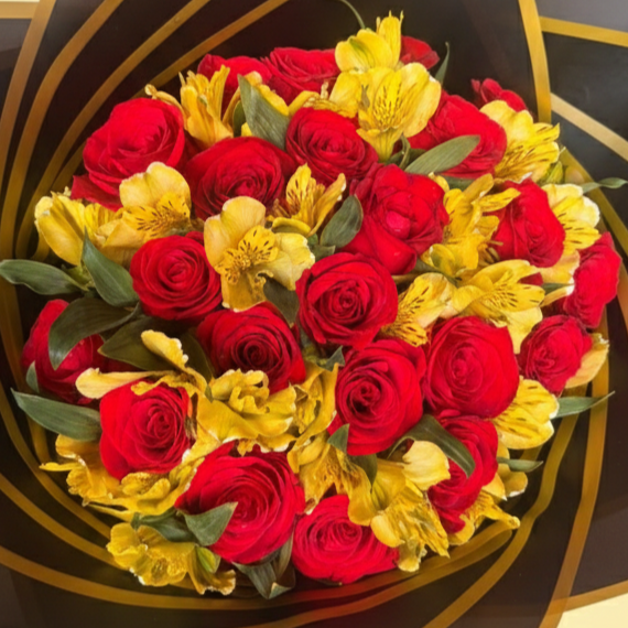 Ramo de 24 Rosas Rojas con Alstromelia Amarilla