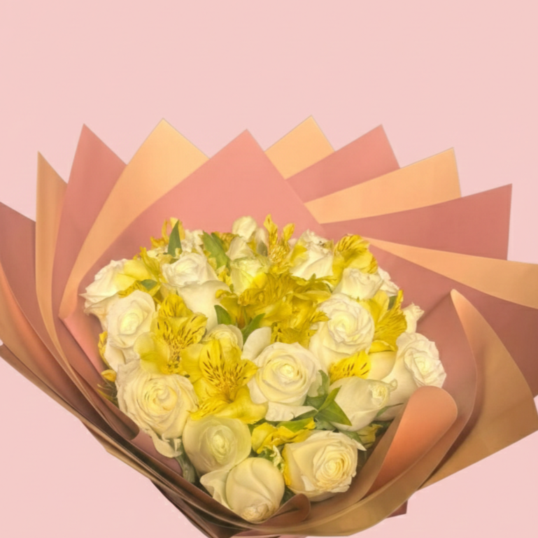 Ramo de 24 Rosas Blancas con Alstromelia Amarilla