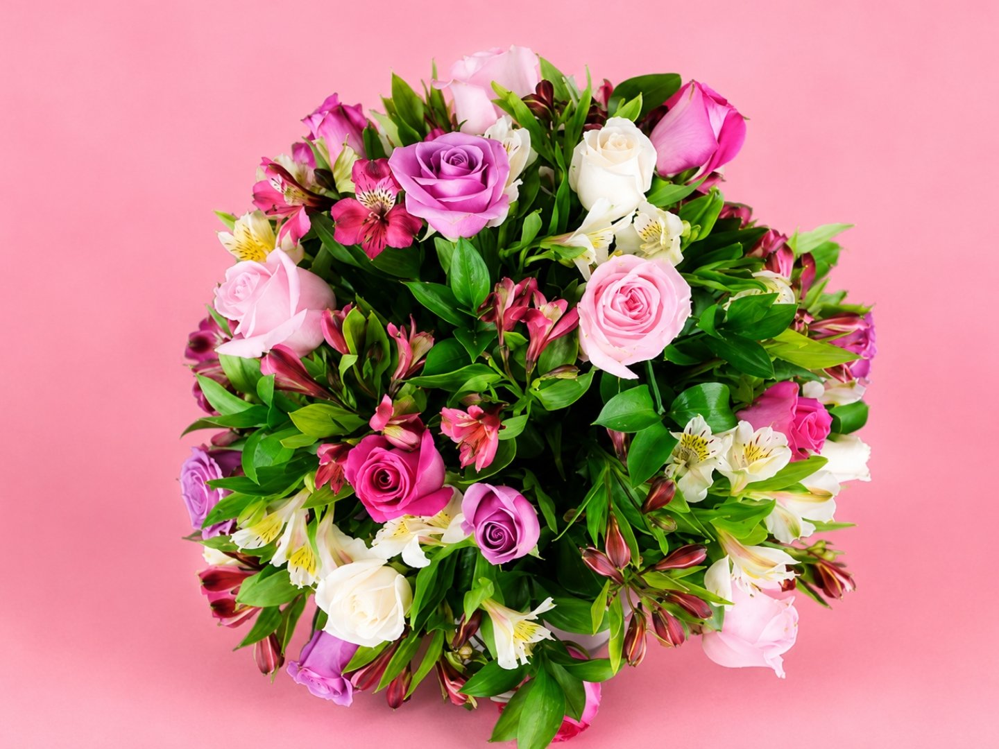 Jarron Jr. con 24 Rosas, Alstromerias y Follaje