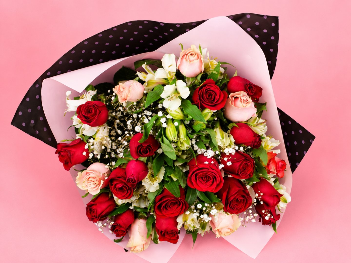 Ramo de 24 Rosas Multicolores con Alstromeria y Follaje
