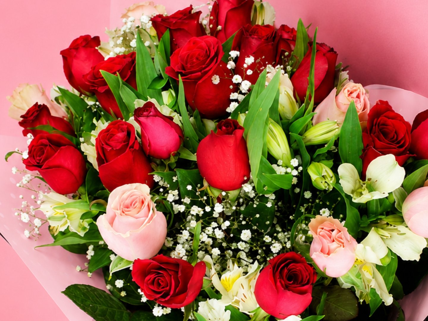 Ramo de 24 Rosas Multicolores con Alstromeria y Follaje