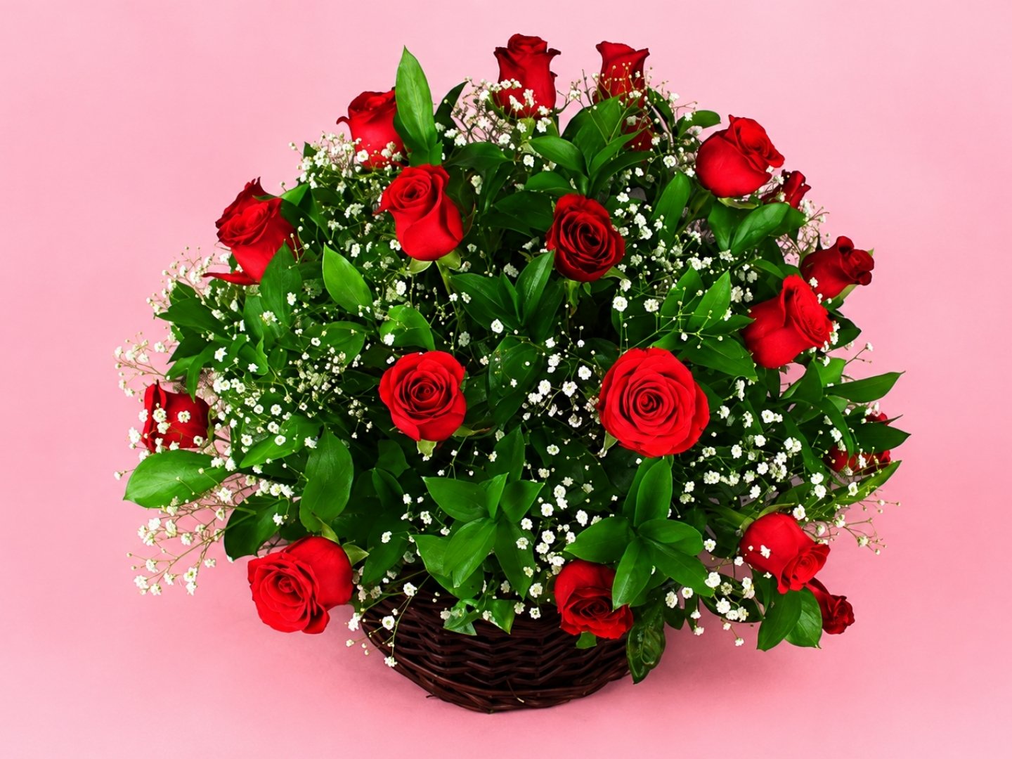 Canasta 24 Rosas, Ruscus y Gypsophilia