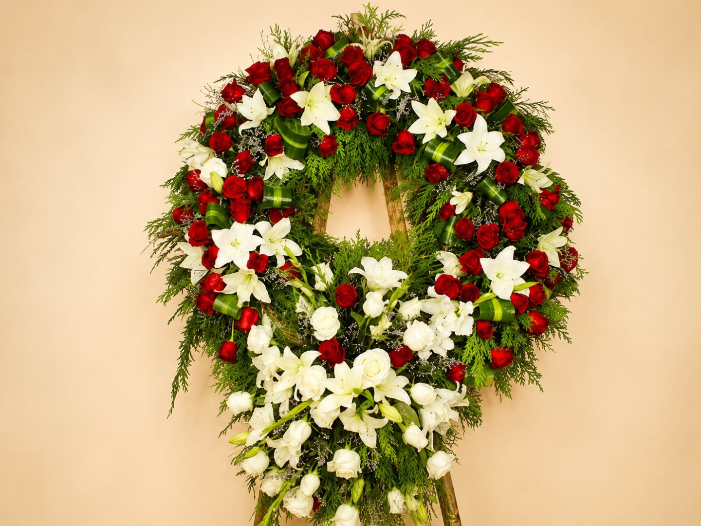 Corona con Rosa Blanca y Rosa Roja