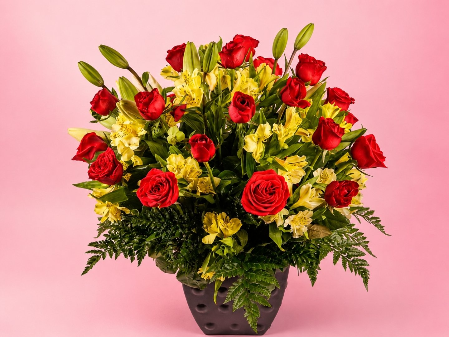 Combinación de 10 Lilium y 30 Rosas en Base de Barro