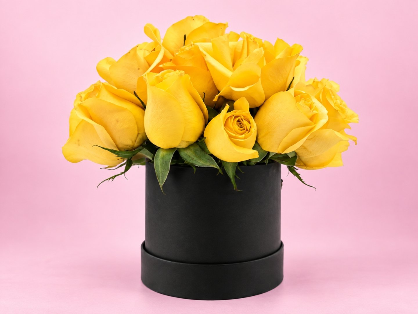 Box Negro con 24 Rosas Amarillas