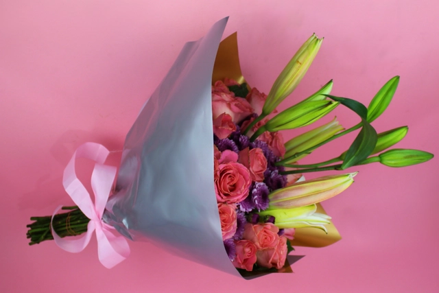 Bouquet de 24 Rosas Hermosas, Stargazer y Moreliana