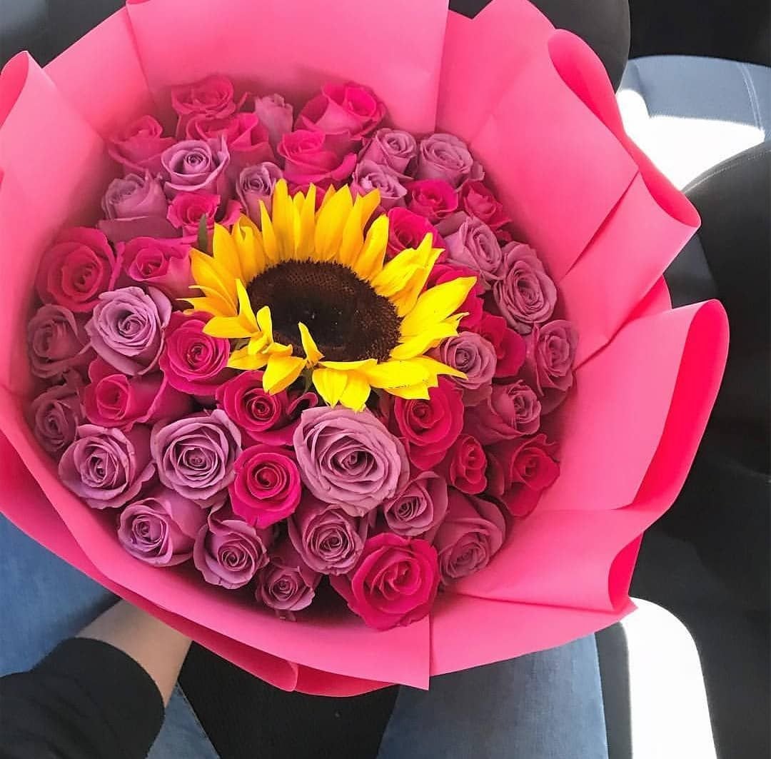 Bouquet de 50 Rosas Combinadas y 1 Girasol.