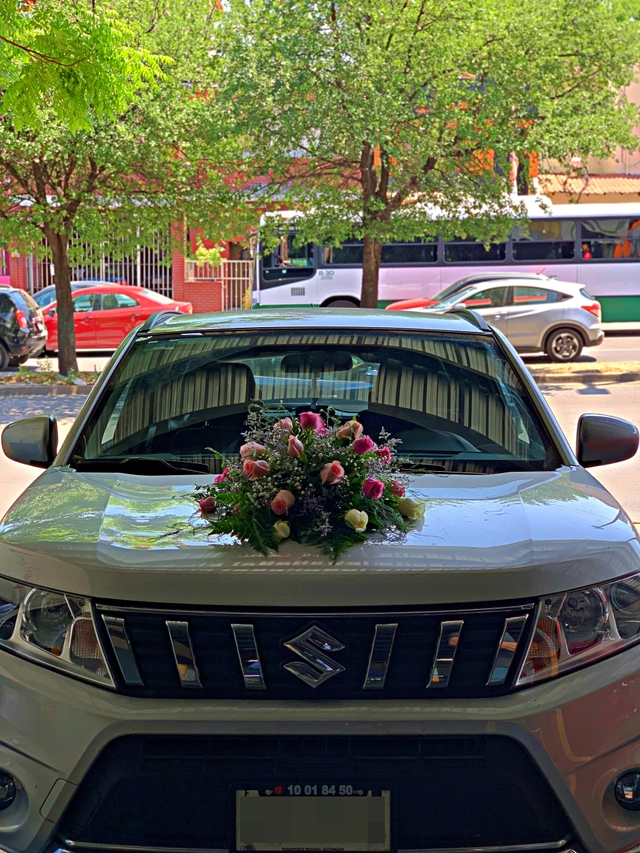 Arreglo para Auto con Rosa Hermosa y puertas
