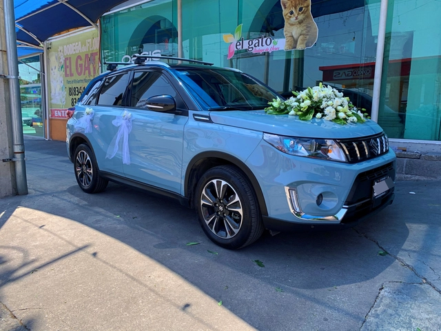 Arreglo para Auto, Rosas y Margarita Blancas