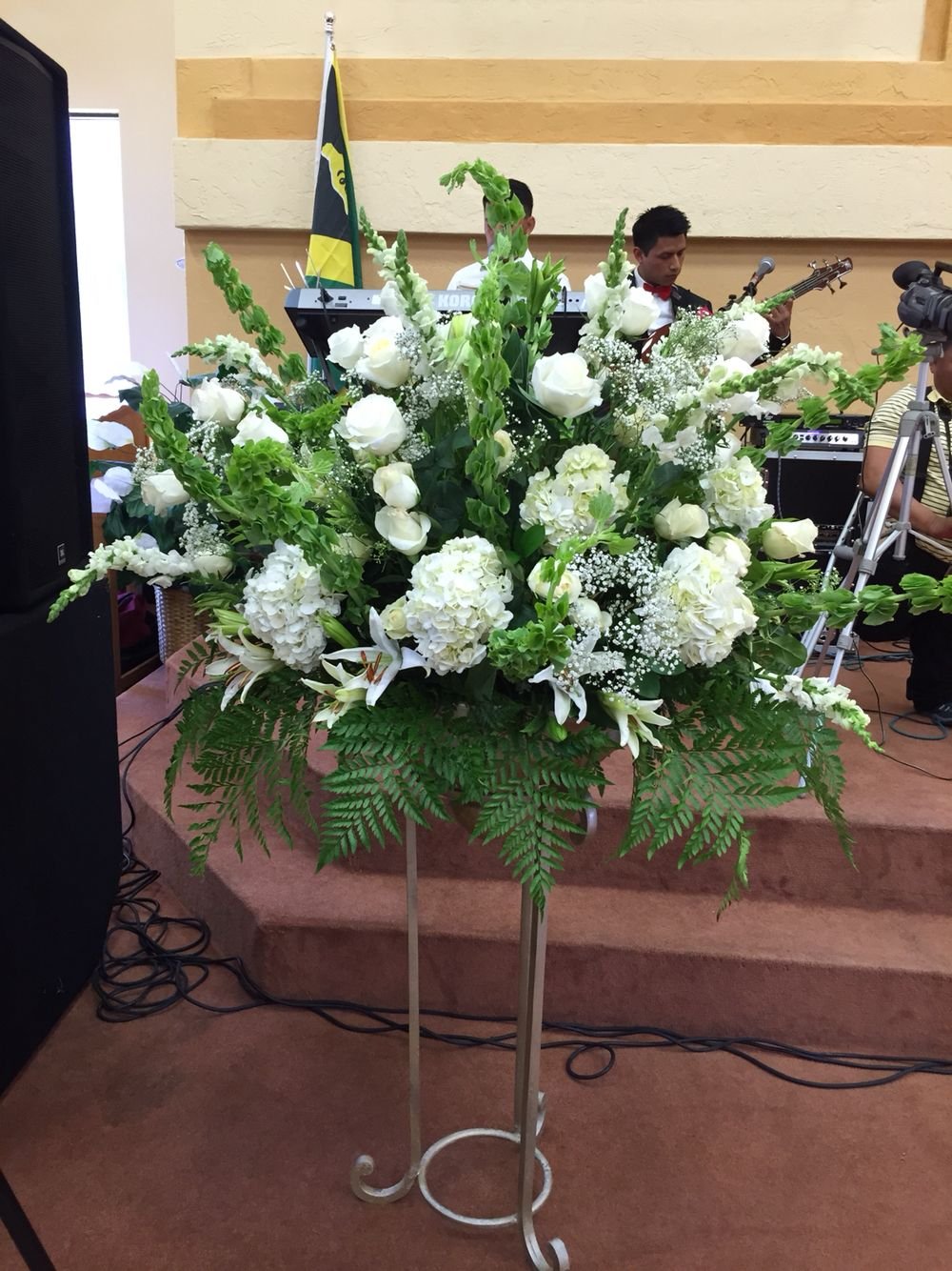 Lateral con 24 Rosas, Casablanca, Campanita y Hortensia Blanca